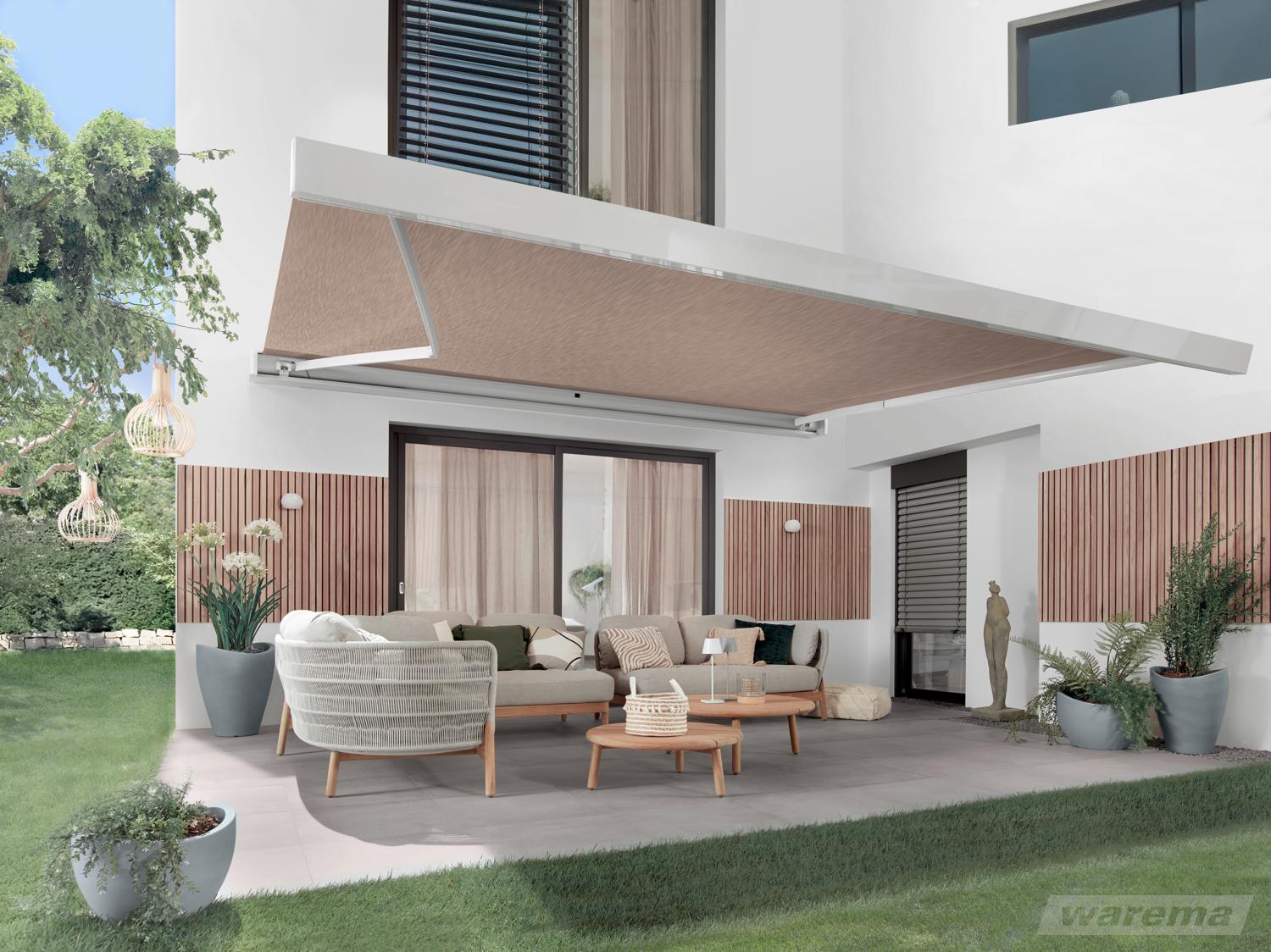 Mit beiger Markise überdachte Terrasse